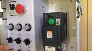 ¿Cómo configurar el variador de frecuencia Altivar320/ATV320 como PID y que cuando se active la LI4 el potenciómetro conectado en AI1 funcione como consigna de velocidad (quede desactivado el PID)?