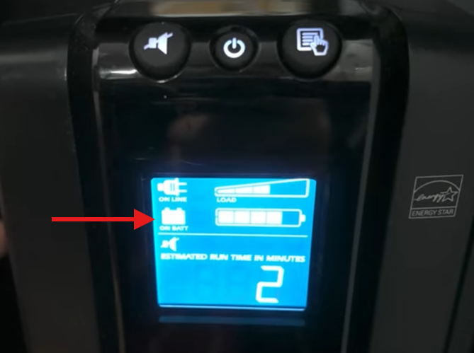 LCD display showing the self‑test in progress. An arrow points to the screen where the UPS has switched to battery mode and is running diagnostics